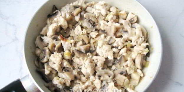 рис с шампиньонами и рубленой курицей