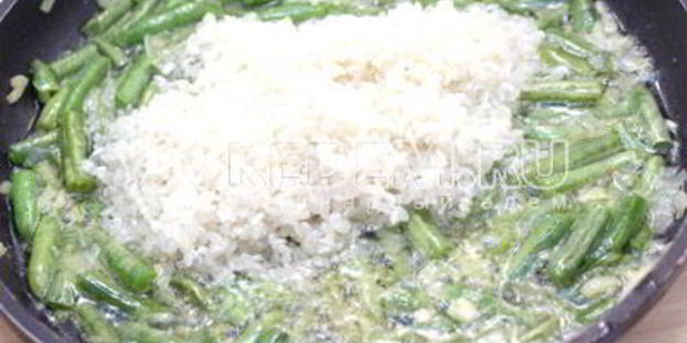 рис с стручковой фасолью и овощами