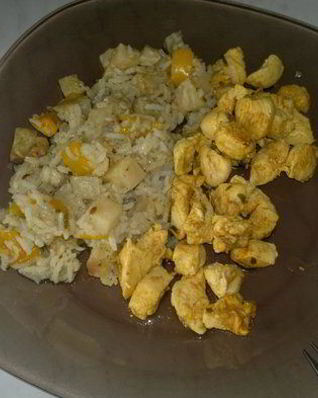 Рис в грузинском стиле, куриные грудки с куркумой и паприкой