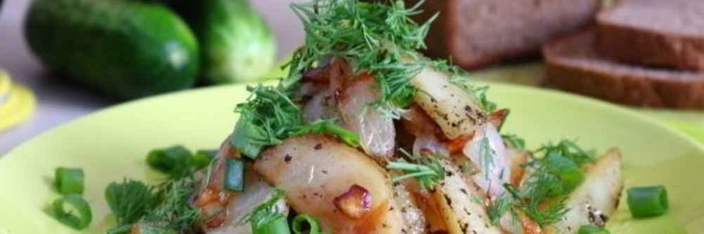 Жареная картошка с луком на сковороде