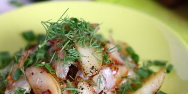 жареная картошка с луком на сковороде