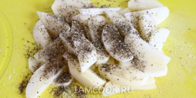 жареная картошка с луком на сковороде