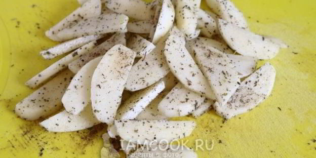 жареная картошка с луком на сковороде