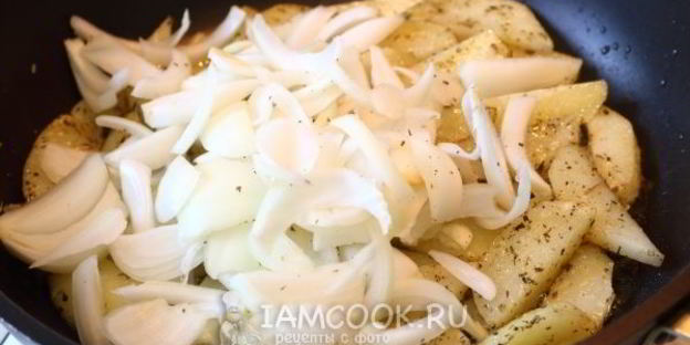 жареная картошка с луком на сковороде