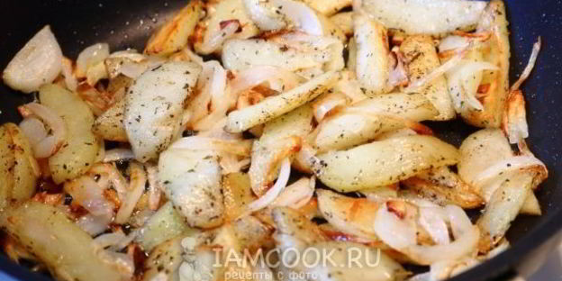 жареная картошка с луком на сковороде