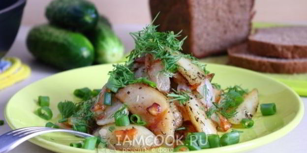 жареная картошка с луком на сковороде