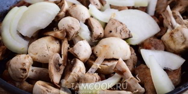 жареная картошка с мясом и грибами