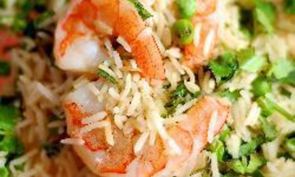 Рецепт жаренного риса с креветками и зеленыма горошкома