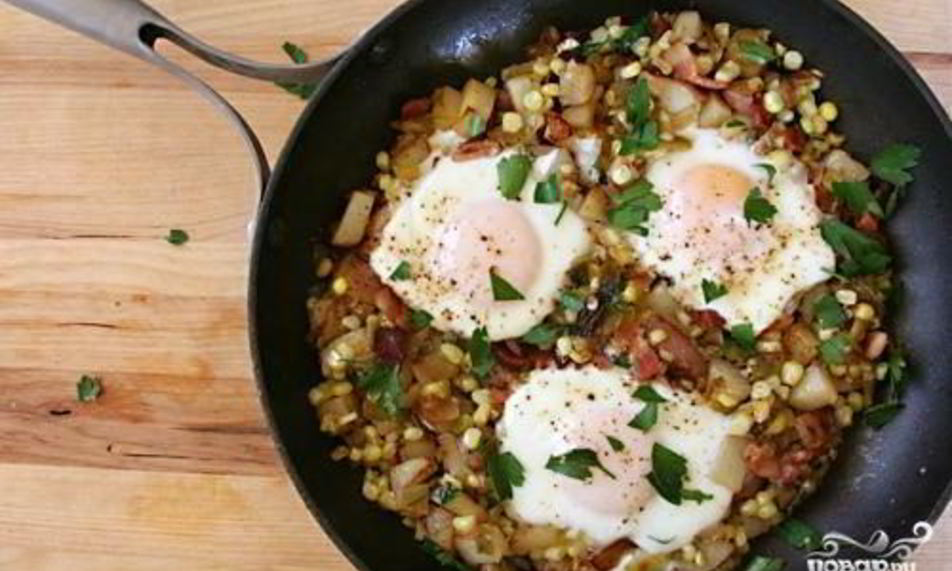 Рецепт жареного картофеля с кукурузой и яйцом