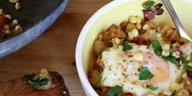 жареный картофель с кукурузой и яйцом