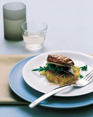 Жареный картофель с макрелью, руколой и моцареллой