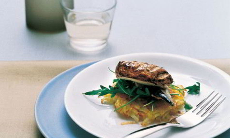 Рецепт жареного картофеля с макрелью, руколой и моцареллой