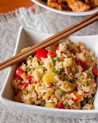 Жареный рис с ананасом