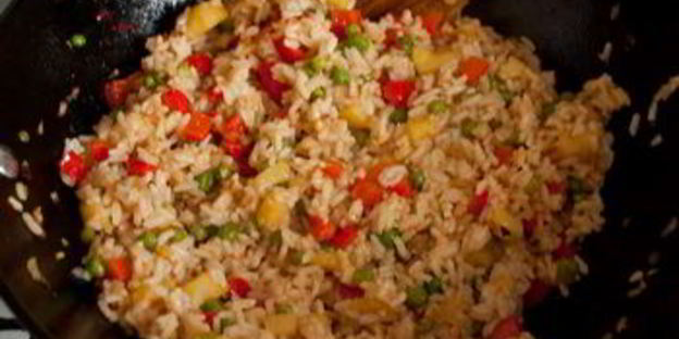 жареный рис с ананасом