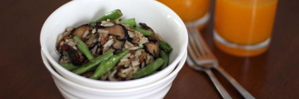 Жареный рис с фасолью и грибами