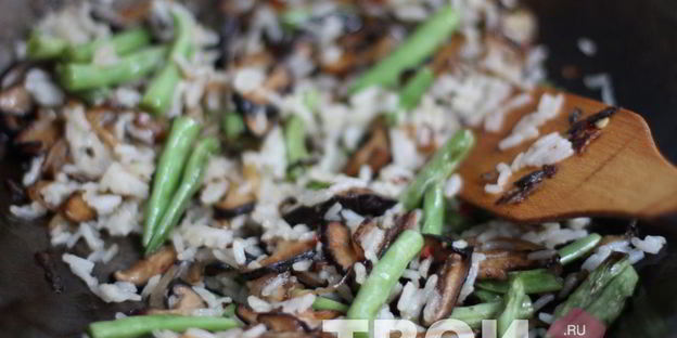 жареный рис с фасолью и грибами