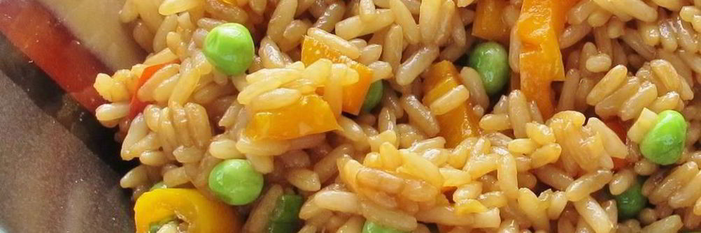 Жареный рис с овощами