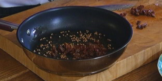 долма с кускусом и вялеными помидорами