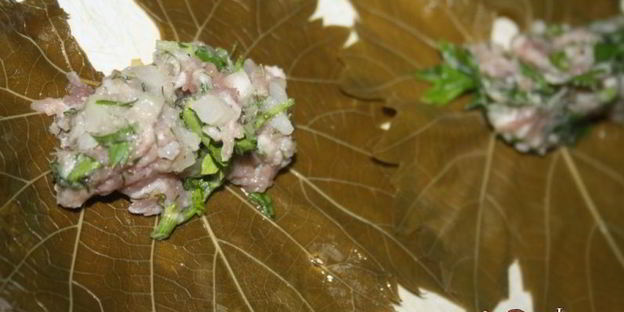 долма в мультиварке в овощном соусе