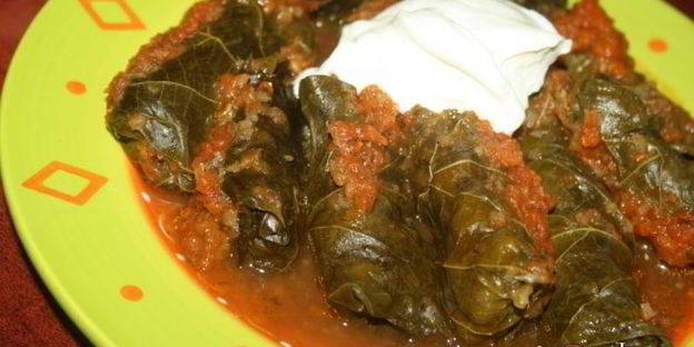 долма в мультиварке в овощном соусе