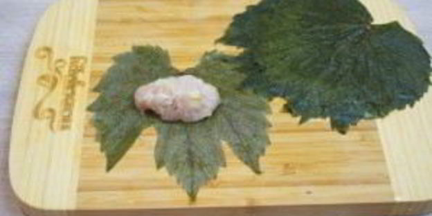 долма в виноградных листьях