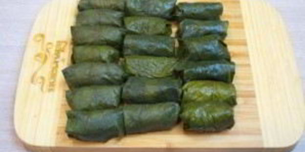 долма в виноградных листьях
