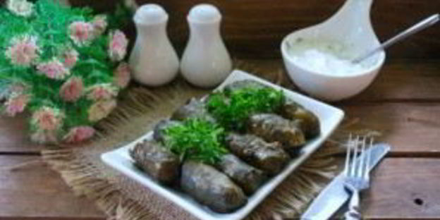 долма в виноградных листьях