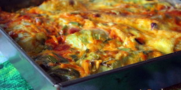 летние голубцы, запеченные в сметанно-томатном соусе