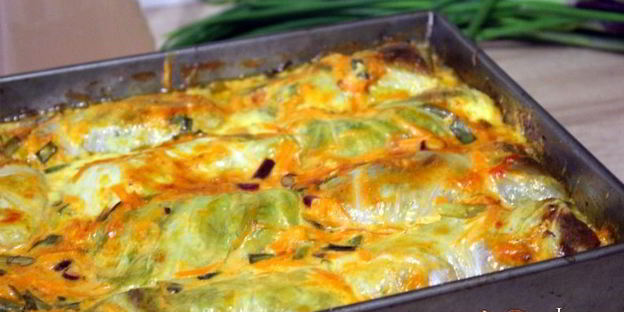 летние голубцы, запеченные в сметанно-томатном соусе