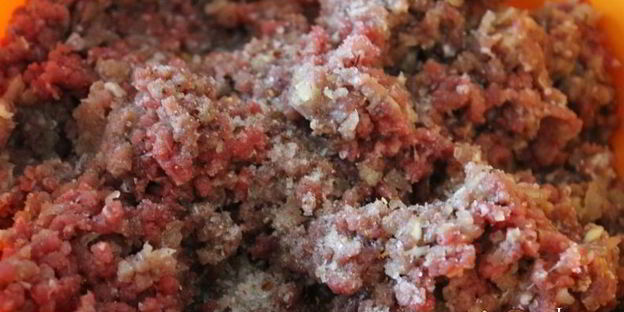 летние голубцы, запеченные в сметанно-томатном соусе