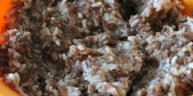 летние голубцы, запеченные в сметанно-томатном соусе