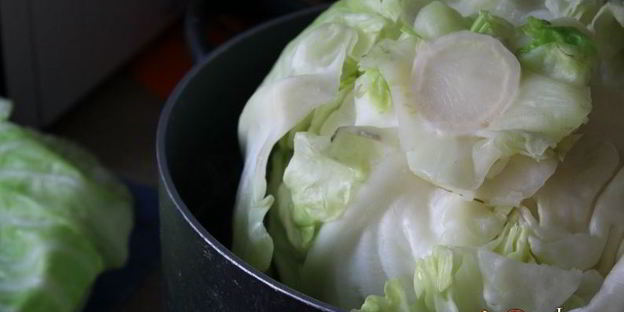 летние голубцы, запеченные в сметанно-томатном соусе