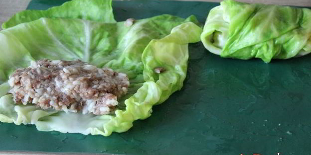 летние голубцы, запеченные в сметанно-томатном соусе