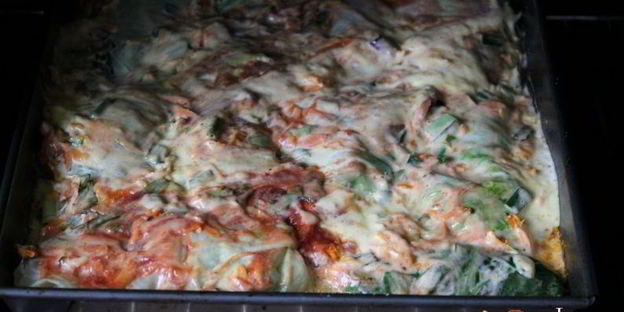 летние голубцы, запеченные в сметанно-томатном соусе