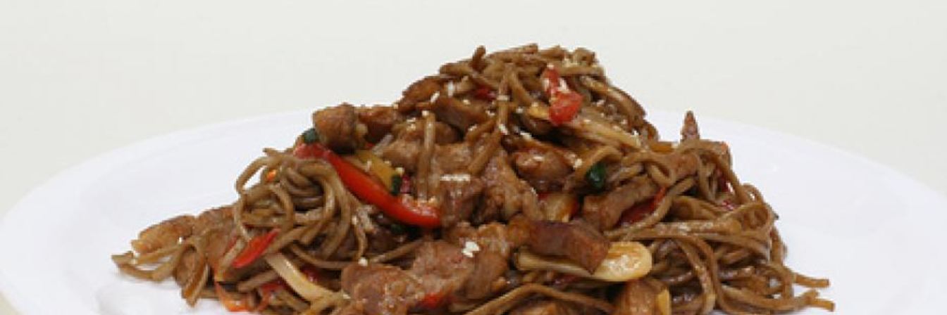 Гречневая лапша с говядиной и овощами в соевом соусе