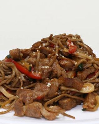 Гречневая лапша с говядиной и овощами в соевом соусе