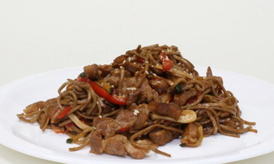 Рецепт гречневой лапши с говядиной и овощами в соевом соусе