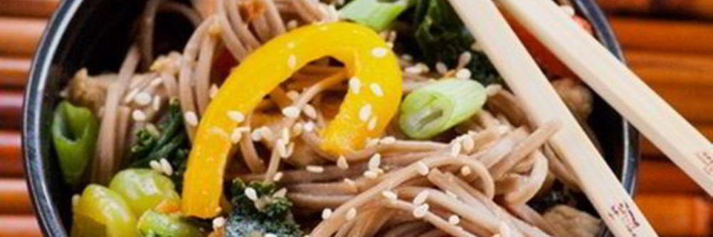 Гречневая лапша с курицей и овощами