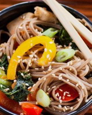 Гречневая лапша с курицей и овощами