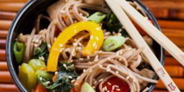 гречневая лапша с курицей и овощами