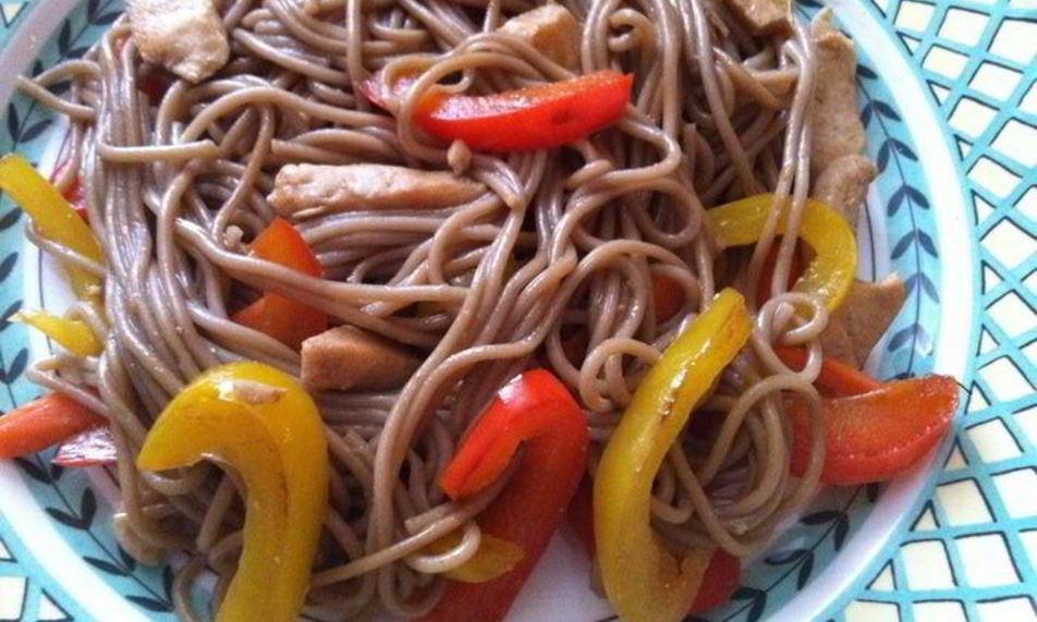 Рецепт гречневой лапши с курочкой и овощами