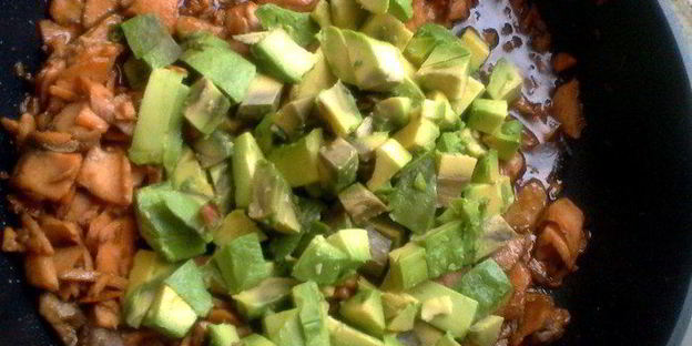 гречневая лапша с семгой и авокадо