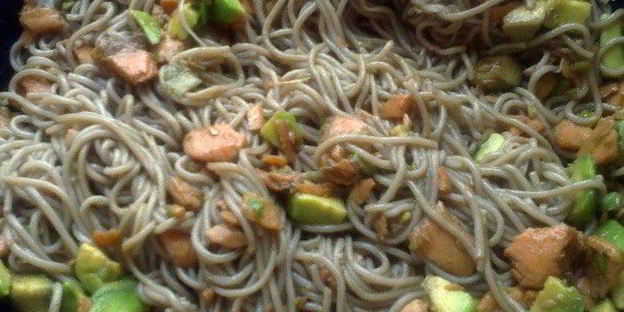 гречневая лапша с семгой и авокадо