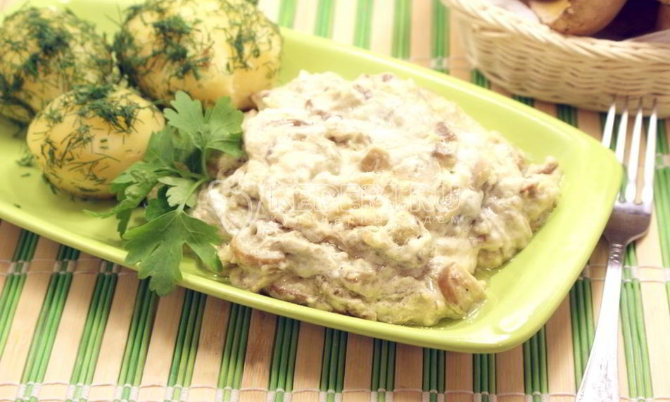 Рецепт белых грибов в сметанном соусе