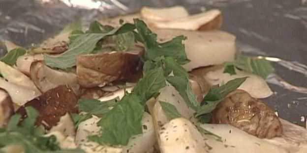 белые грибы, запеченные с мятой