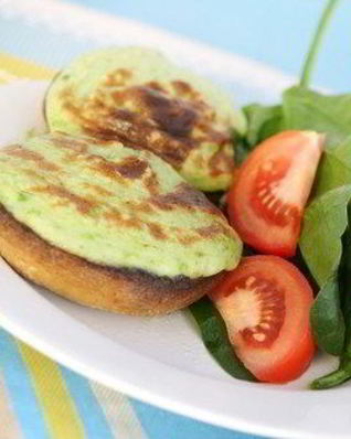 Грибные шляпки, фаршированные шпинатом и голубым сыром