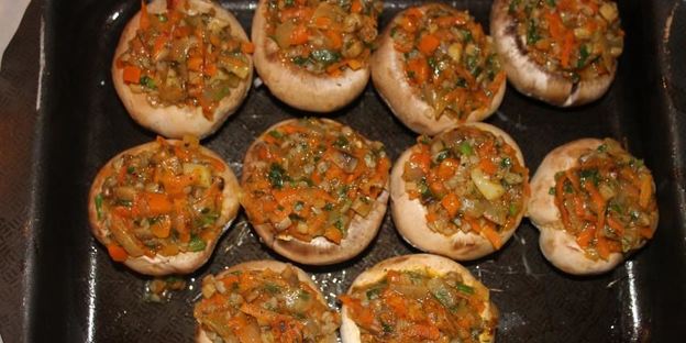 грибы, фаршированные гречкой