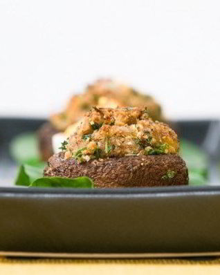 Грибы, фаршированные сыром бри, с зеленью и чесноком