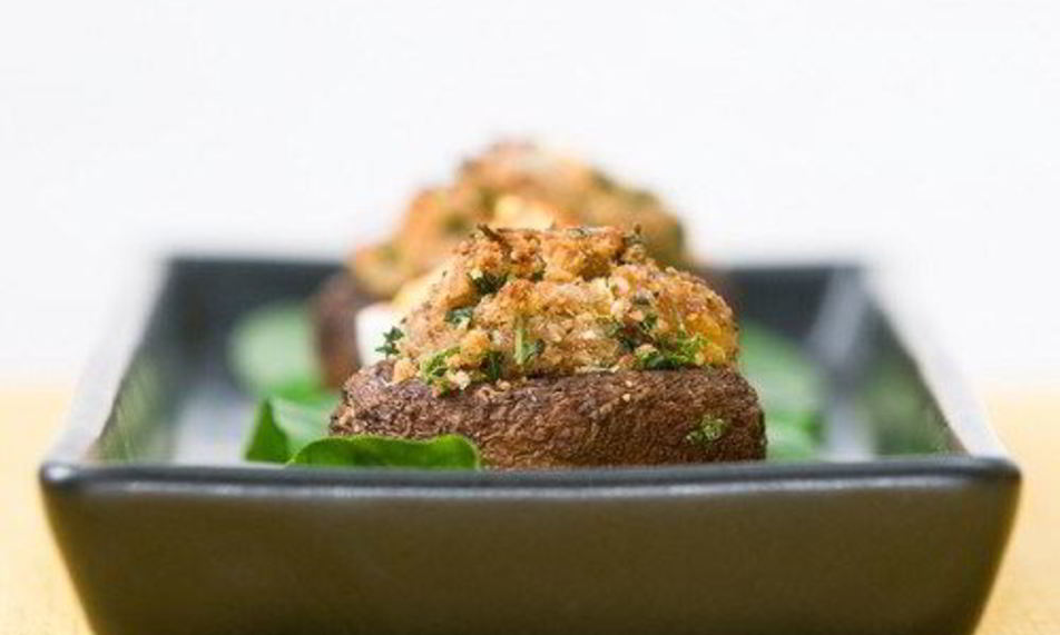 Рецепт грибов, фаршированных сыром бри, с зеленью и чесноком