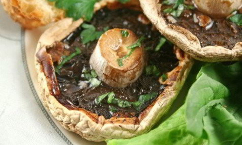 Рецепт грибов на гриле с трюфельным маслом, рукколой и пармезаном